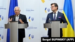 За оцінкою Дмитра Кулеби (праворуч), росіяни «абсолютно безжально створили на найгірші умови» для візиту Жозепа Борреля