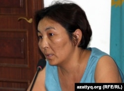 Айжангуль Амирова, руководитель Алматинского городского комитета оппозиционной партии «Алга», на пресс-конференции по ситуации с бастующими нефтяниками компании «Каражанбасмунай». Алматы, 7 июня 2011 года.