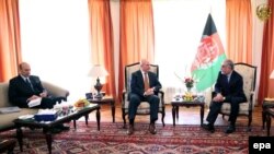 عبدالله عبدالله رئیس اجرائیه افغانستان حین ملاقات با مک مستر مشاور امنیت ملی امریکا