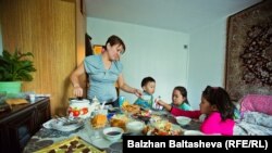 Мира Мусапирова с детьми. Алматы, 12 сентября 2015 года.