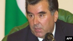 Тажикстандын президенти Эмомали Рахмоновдун маалымдоо каражаттарынын алдында сүйлөп жаткан учуру, Дүйшөмбү шаары, 22-октябрь, 2001-жыл.