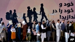 برخی از مردم افغانستان در صف پاسپورت