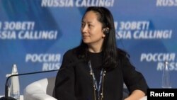 "Хуавейдин" аткаруучу директору Ванчжоу Мэн Орусиядагы инвестициялык форумга катышканда. Москва, 2-октябрь, 2011-жыл.