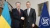 Президент України Петро Порошенко (ліворуч) і генеральний секретар НАТО Єнс Столтенберґ. Брюссель, 24 листопада 2017 року