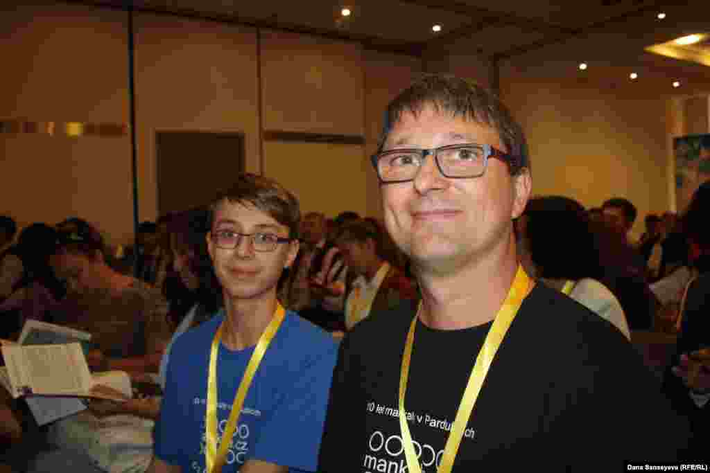 Павел Нога и Никита Зинченко - игроки из Чехии. Они играют в тогызкумалак второй год и говорят, что в Чехии в него играет лишь около десяти человек. При этом игра называется так же - тогызкумалак.