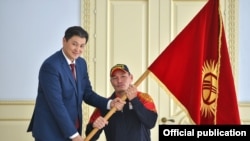 Улукбек Марипов спортчу Арстанбек Базаркуловго кыргыз желегин тапшырды.