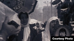 Тоҷинисо Азизова (дар дур) ва Розия Исмоилӣ (аз рост) дар ёдбуди рӯйдодҳои феврали 1990.