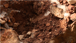 Руїни заводу «Радикал». Ґрунт і уламки бетону та цегли просочені ртуттю. Краплинки рідкого металу блищать у заглибленні. Київ, грудень 2019 року