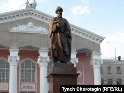 Жусуп Баласагындын айкели. Бишкек. 14.5.2015.
