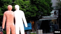 Ирандагы гемофилия борборунун алдындагы айкел