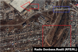 На знімку лютий 2015 року, невдовзі після підриву Путилівського мосту. Видно, як дорога через залізничні колії виростає та вже явно проходить через лісосмугу.