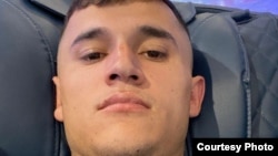 Акси Ихтиёр Холовро намояндагони ҷомеаи тоҷикони Русия фиристоданд 