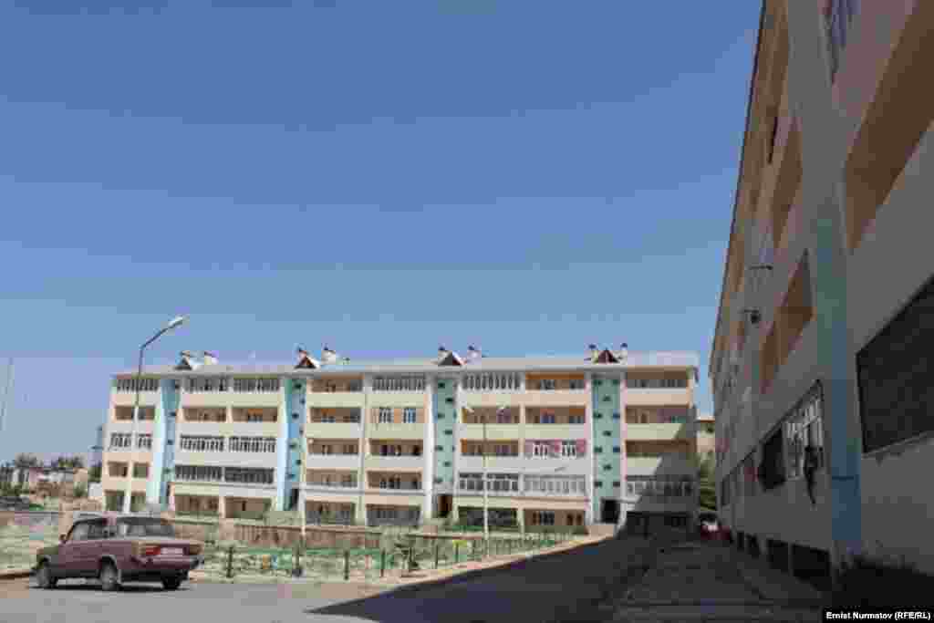 Kyrgyzstan -- Residents of newly built houses complaint on the quality of construction, Osh, 1August2012