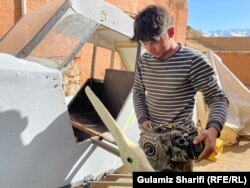 داوود حسینی می‌گوید، تا صنف هشتم در پاکستان درس خوانده و حالا می‌خواهد در بخش ساخت طیاره تحصیل کند