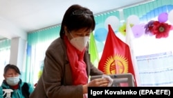 Проверка избирательной урны на участке в селе Беш-Кунгей вблизи Бишкека. 2 октября 2020 года. 
