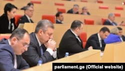«Грузинская мечта» намерена провести заседание, на котором будет рассмотрено заявление мятежного депутата о выходе из правящей партии