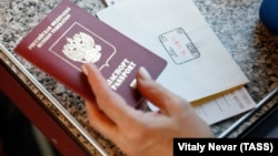 Указ, за ​​яким жителі контрольованих підтримуваними Росією бойовиками районів на сході України зможуть у спрощеному порядку отримувати громадянство Росії, Путін підписав 24 квітня