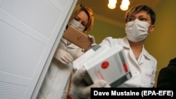 Донецькі медики з російською вакциною «Спутнік V», 31 січня 2021 року.