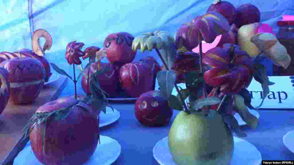 ПРООНдун колдоосунда өтүп жаткан&nbsp;иш-чаранын максаты - ноокаттык багбандарды жана Ноокат алмасын өлкөнүн башка аймактары менен эл аралык коомчулукка таанытуу.&nbsp;​