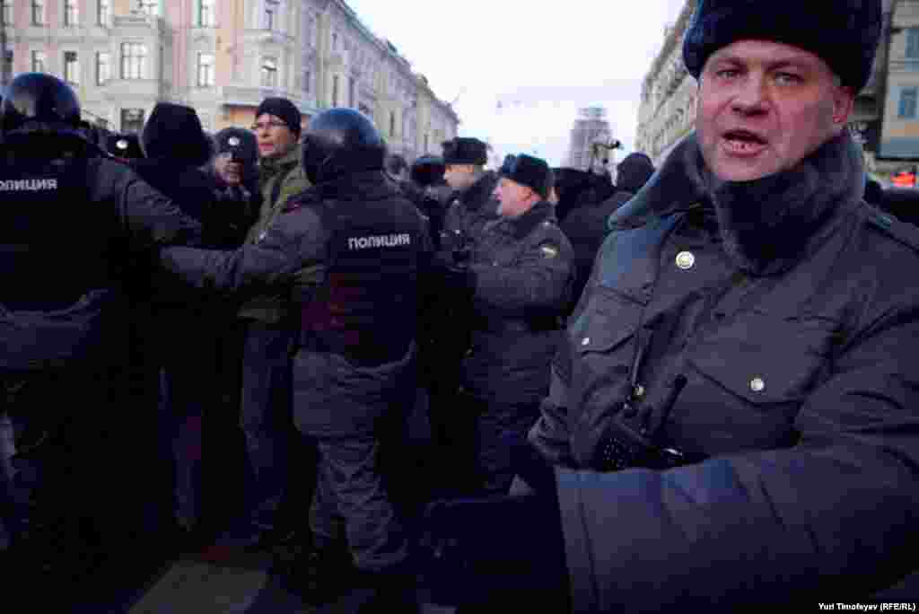 Полиция выдавливает журналистов и участников акции с площади.&nbsp;