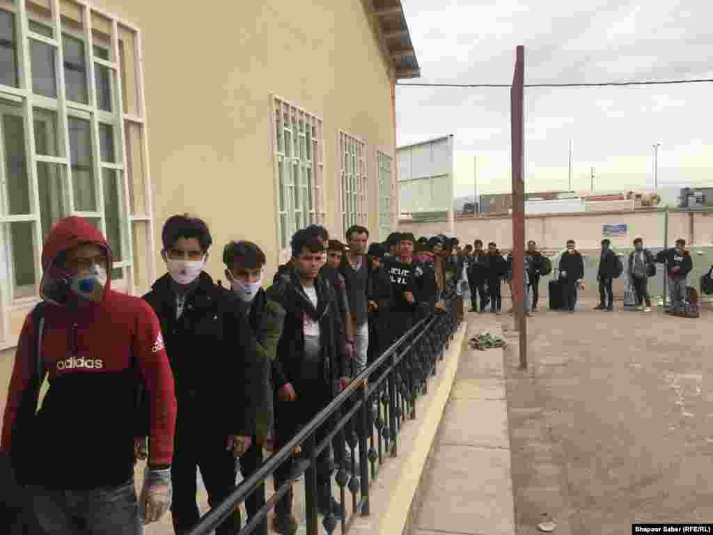 افغان هایی که از ایران برگشته اند در یک صف طولانی در مرز اسلام قلعه انتظار اند تا پس از معاینه صحی به سوی شهر هرات حرکت کنند.