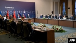 Украин-орус делегацияларынан ортосунда түркиялык ортомчулар отурат, Стамбул, 23-июль, 2025-жыл.