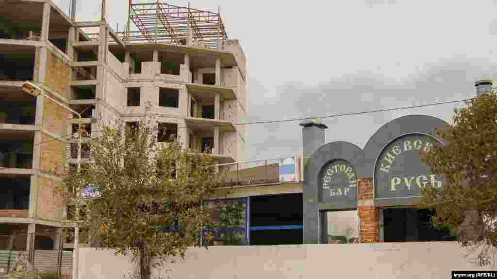 Стосовно деяких ділянок на узбережжі Омеги досі тривають судові справи. Жителі оскаржують межі цієї території