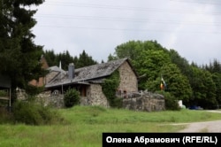 Ферма часів 17-сторіччя, яку переобладнали під приміщення для таборування українських молодіжних організацій. Франкополе, Бельгія