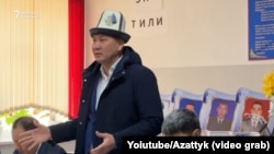 Айбек Шаменов Достук айылынын жашоочулары менен жолугушууда.