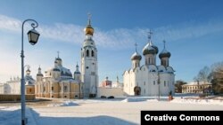 Воскресенский (слева от колокольни) и Софийский соборы в Вологде