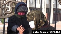 ВИЧ илдеттүү балдардын көйгөйүн өкмөткө жеткирүү максатында оорулуу баласы менен менен Ак үй алдына нааразычылык акциясына чыккан эне. Ноябрь, 2011-жыл  