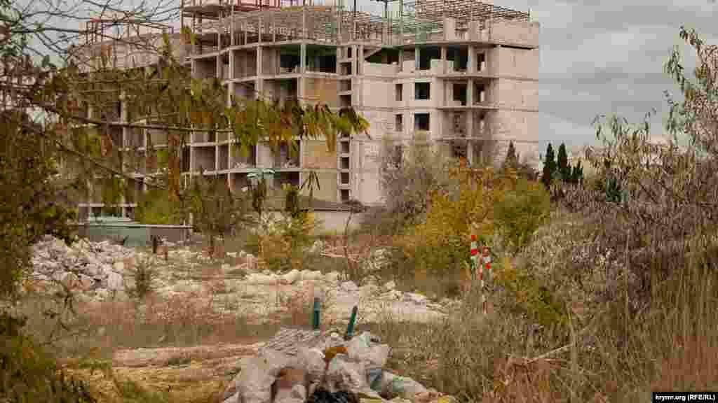 Недобудова заростає, паркани падають, сміттєві звалища ростуть. Відходи звалюють прямо за будівельний паркан