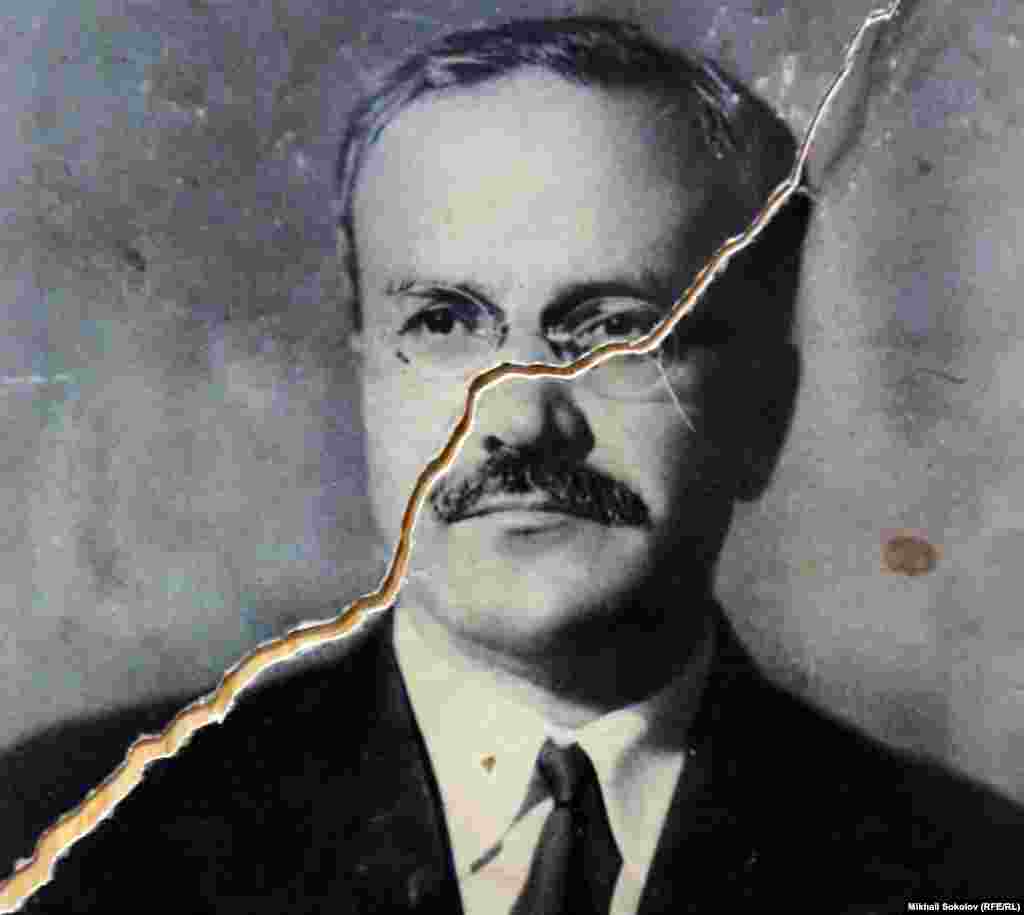 Выставка &quot;Вещдоки&quot;. За порванный портрет наркома Молотова Сергей Данилович Токмаков получил в 1939 году семь лет лагерей и три года поражения в правах.