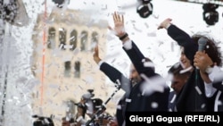 Հայաստան - Վարչապետ ընտրված Նիկոլ Փաշինյանը ողջունում է Երևանի Հանրապետության հրապարակում հավաքված բազմությանը, 8-ը մայիսի, 2020թ.