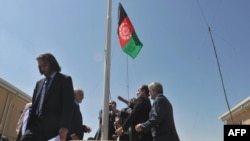 Ооганстан -- Ооган аткаминерлери Баграм түрмөсүн өткөрүп алуу салтанатында өлкө туусун көтөрүүдө. 10-сентябрь, 2012.