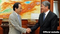 Кытайдын Кыргызстандагы толук жана ыйгарым укуктуу элчиси Ван Кайвэн менен Кыргызстандын президенти Алмазбек Атамбаев, 29.06.2012  