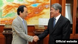 Встреча посла КНР Ван Кайвэня с президентом КР Алмазбеком Атамбаевым, Бишкек, 29 июня 2012 года.  