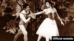 Убагында театрдын буп сахнасында атактуу бийчи, маркум Чолпонбек Базарбаев бийлеген.