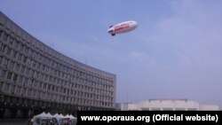 Дирижабль в Сумах з іменем та слоганом кандидата на посаду міського голови Сум