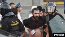 Բաղրամյան պողոտայում ոստիկանների կողմից բռնության ենթարկված լրագրողներից մեկը, 23-ը հունիսի, 2015թ․ 