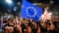 Флаги ЕС и Грузии на митинге против закона об «иноагентов»