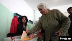 Հրազդանի ընտրատեղամասերից մեկում, 17-ը ապրիլի, 2016թ․ 