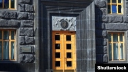 Витратити кошти можна буде на ліки, одяг, взуття. Програма охопить понад 660 тисяч людей