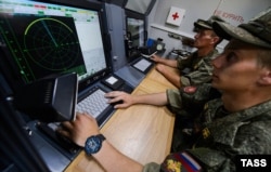 Оператори чи не найсекретнішої російської станції РЕБ «Самарканд». Про неї відомо лише, що призначена для генерації складних перешкод – зокрема, для супутникової навігації