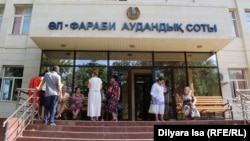 Люди на крыльце здания Аль-Фарабийского районного суда, где слушалось дело Ажаркуловой. Шымкент, 29 июля 2016 года.
