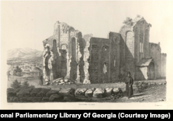 Руины храма Баграта в Кутаиси, городе на западе Грузии. «В 1691 году здание было разрушено турками, которые взорвали крепость и окружающие здания», — писал Дюбуа