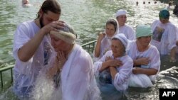 Украинские баптисты исполняют один из ритуальных обрядов. Иллюстративное фото.   