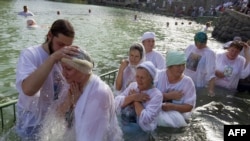 Баптисты исполняют традиционный религиозный обряд. Иллюстративное фото.   