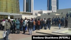 "Ипотечники" стоят в ожидании у Дома министерств в Астане. 21 мая 2013 года.