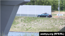 Жұрт арасында "президенттің арнайы трассасы" аталып кеткен жолды бақылап жүрген полиция көлігі. Астана, 10 маусым, 2025 жыл